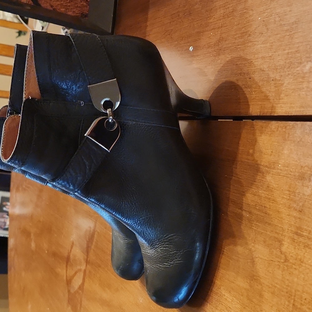 Short Sofft boots black and silver buckle